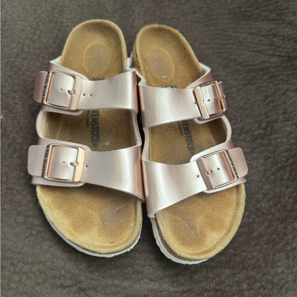 Little girl Birkenstock super cute Gold Sandals excellent condition